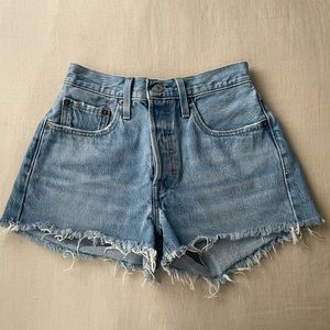 LEVIS SIZE 25 WOMENS DENIM SHORTS